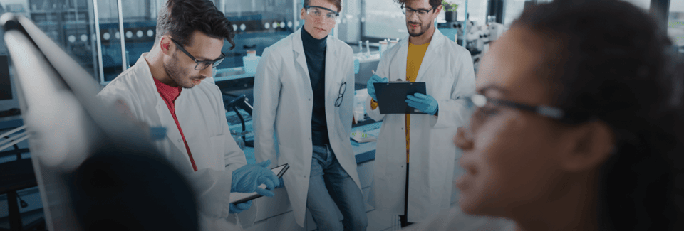 Investigadores da HIGA no laboratório