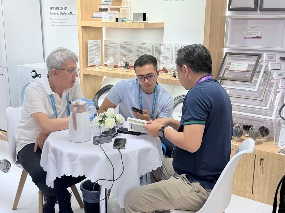 Engenheiros da HIGA atendendo clientes no estande