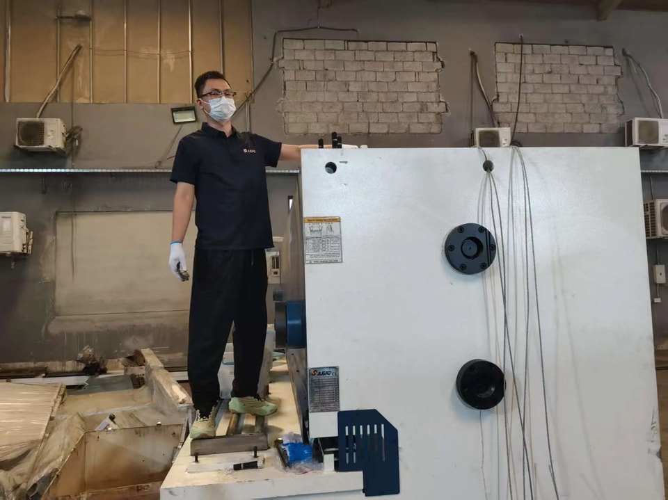 El equipo de servicio posventa de JUGAO viajó a Arabia Saudí para completar la instalación y puesta en marcha de la cizalla, ayudando a los clientes a entrar en producción con eficiencia
