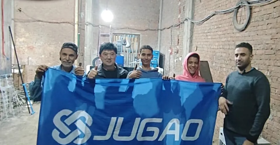 El equipo posventa de JUGAO recibió elogios por su viaje a Egipto, y la instalación y formación de la máquina de corte por láser fue un éxito total.