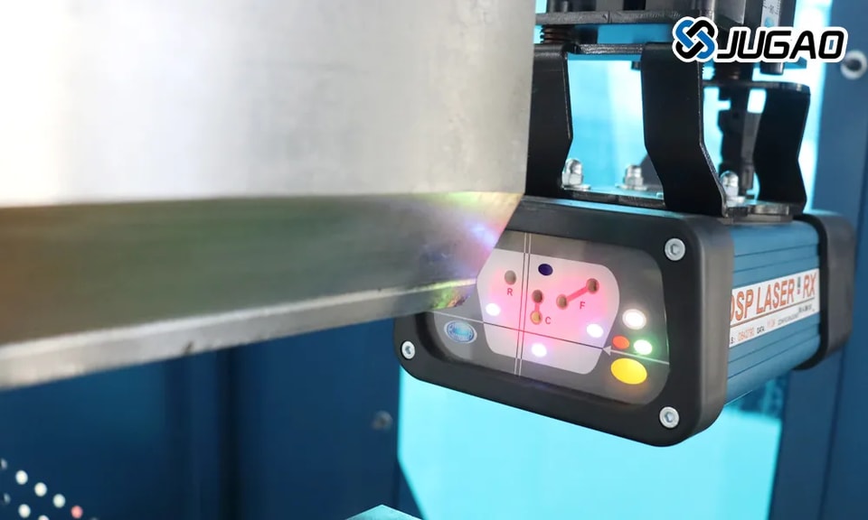 El papel crítico de las cortinas de luz de seguridad en las plegadoras hidráulicas CNC