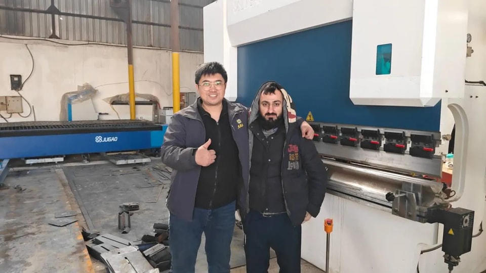 El equipo posventa de JUGAO completó con éxito su misión de atención al cliente en Kirkuk, Irak, tras recorrer miles de kilómetros.