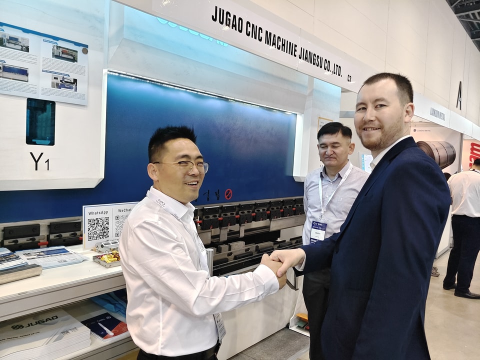 La plegadora JUGAO brilla en la exposición de Kazajistán; la tecnología desarrollada internamente enciende el entusiasmo por la cooperación en el mercado de Asia Central