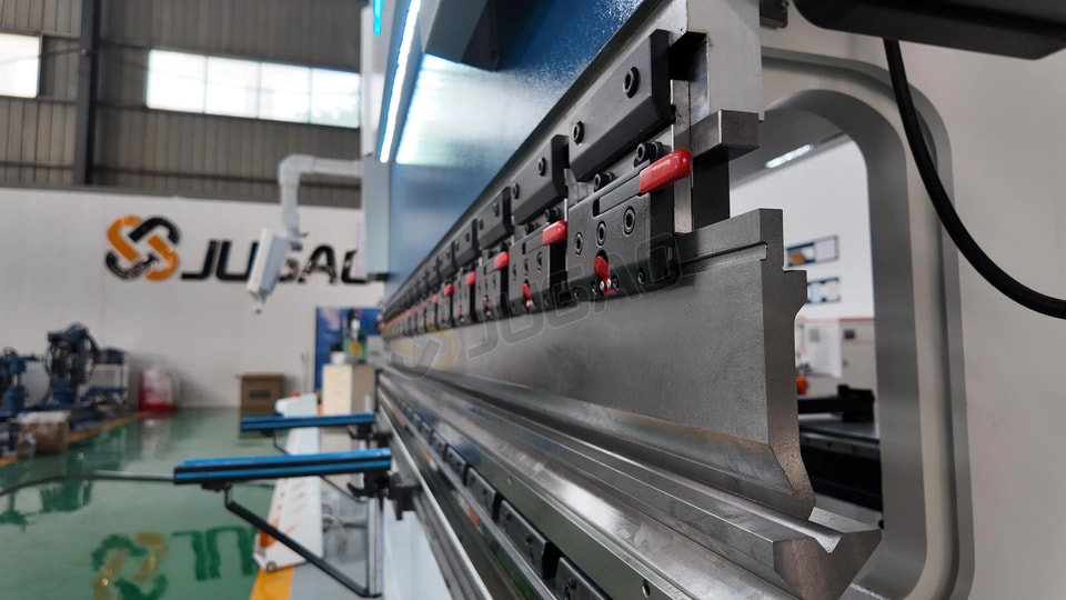 Sistema hidráulico de sujeción: la tecnología clave para mejorar el rendimiento de las plegadoras