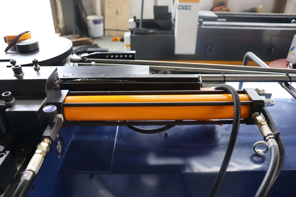 ¿Cómo solucionar el ruido excesivo en una máquina curvadora de tubos?