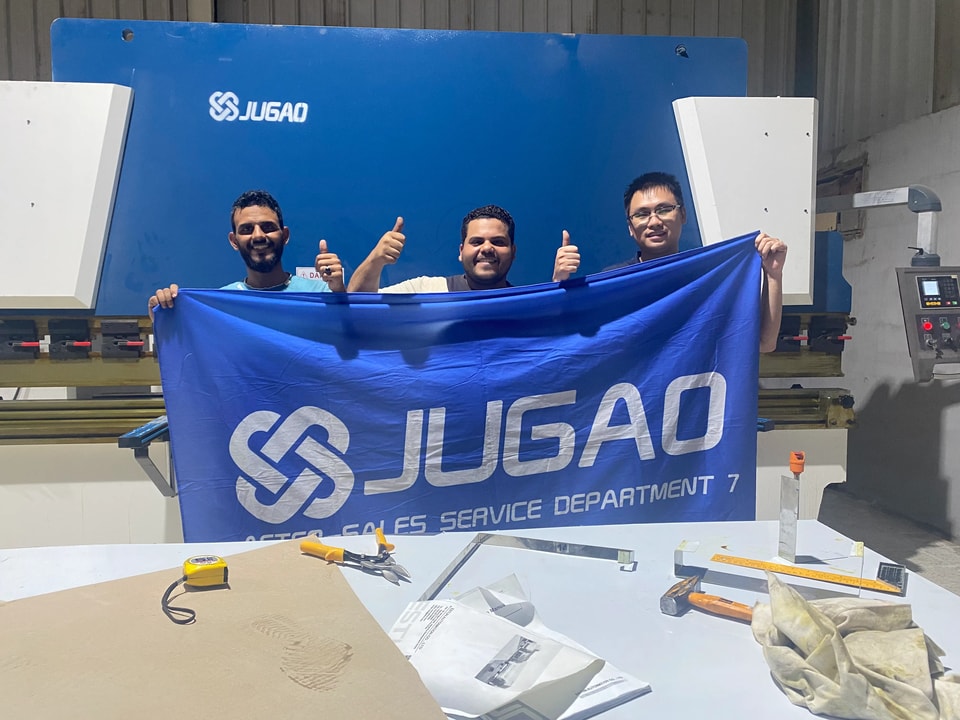 JUGAO CNC completa con éxito la instalación y capacitación de equipos a gran escala en Medina, Arabia Saudita; los clientes elogian la calidad y el servicio profesional