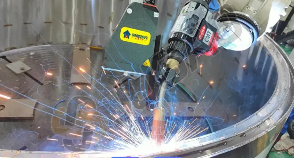 ¿Cuál es la función de los ejes externos en los robots de soldadura?