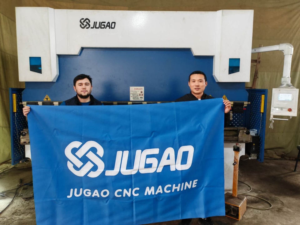 Plegadora CNC de JUGAO CNC MACHINE se exporta a Uzbekistán y su servicio posventa es bien recibido