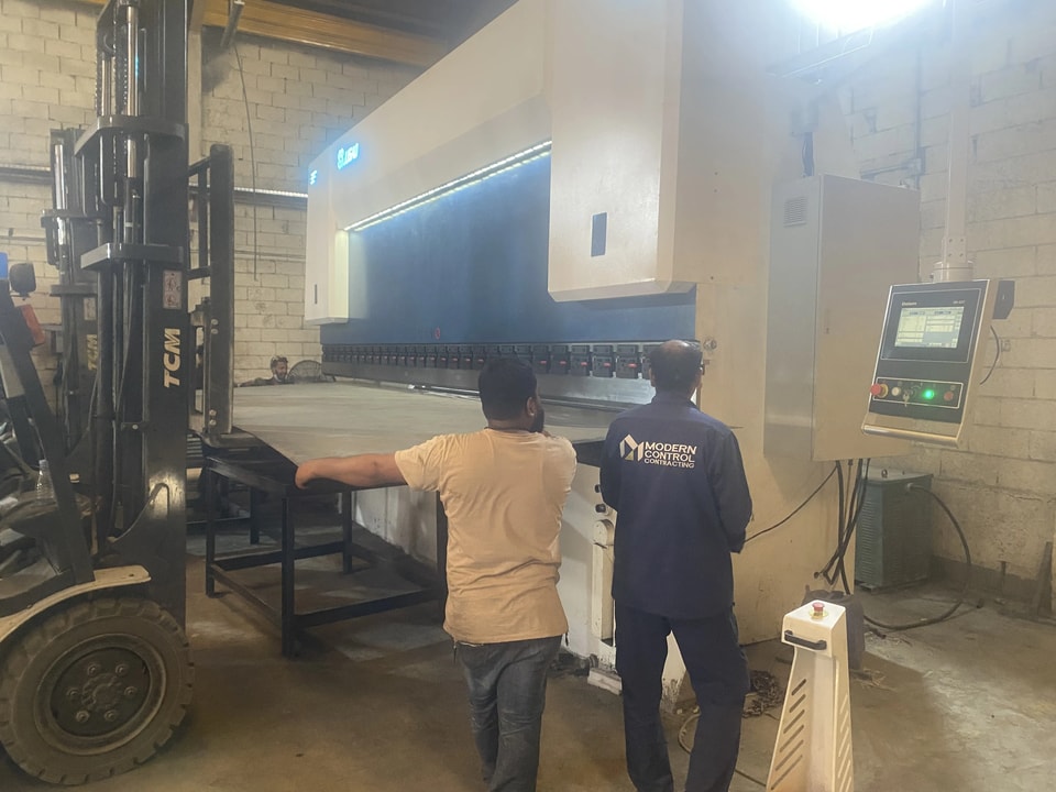 Los ingenieros de JUGAO viajaron a Riad, Arabia Saudí, para completar la instalación y puesta en marcha de una plegadora de 400 toneladas, ayudando a producir en serie y con eficiencia las tolvas de los camiones de basura