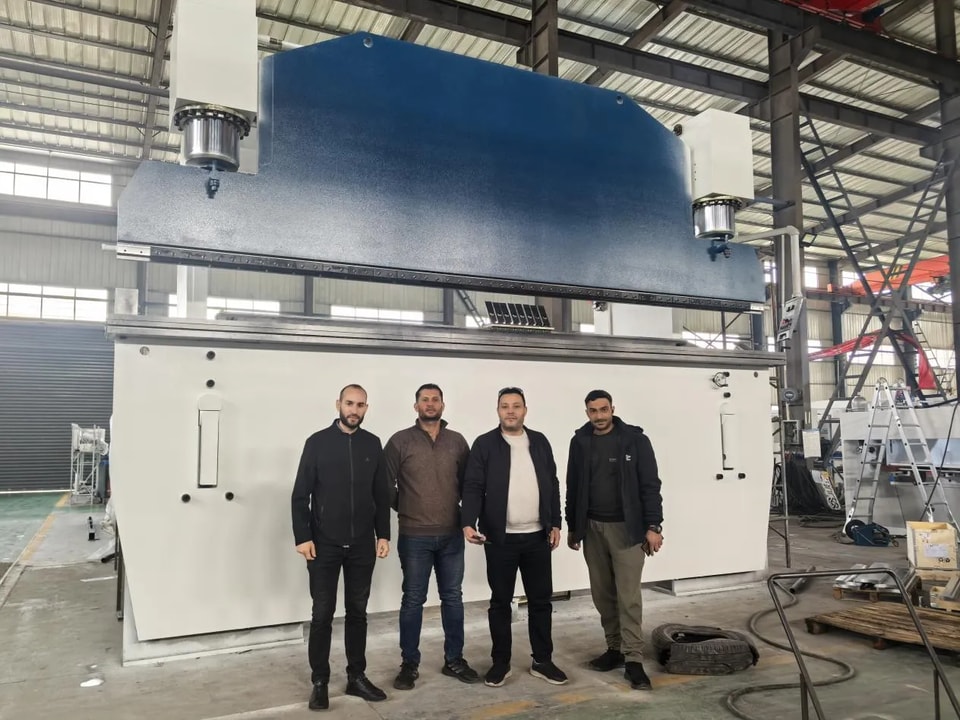 Clientes argelinos compran en efectivo prensas hidráulicas JUGAO de China, impulsando la modernización de la industria local de carretillas