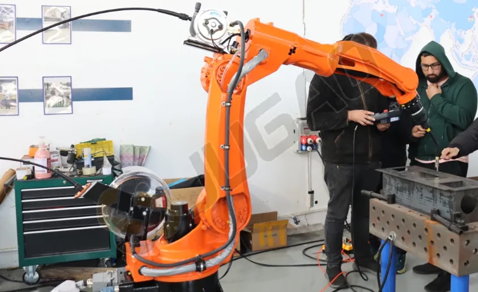 Mantenimiento de robots de soldadura industrial