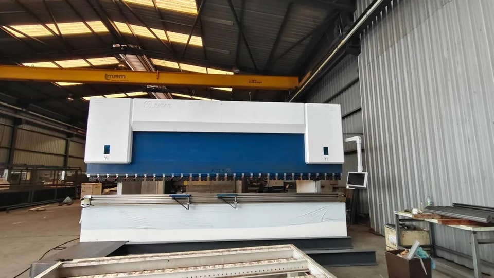 ¡El sello "Made in China" gana reconocimiento internacional una vez más! El equipo CNC de JUGAO completa con éxito su primer lote de puesta en marcha en Angola.