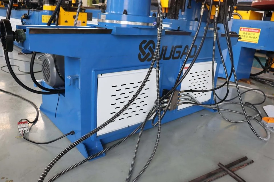 ¿Cómo mejorar la circulación de aire en el armario eléctrico de una dobladora de tubos?