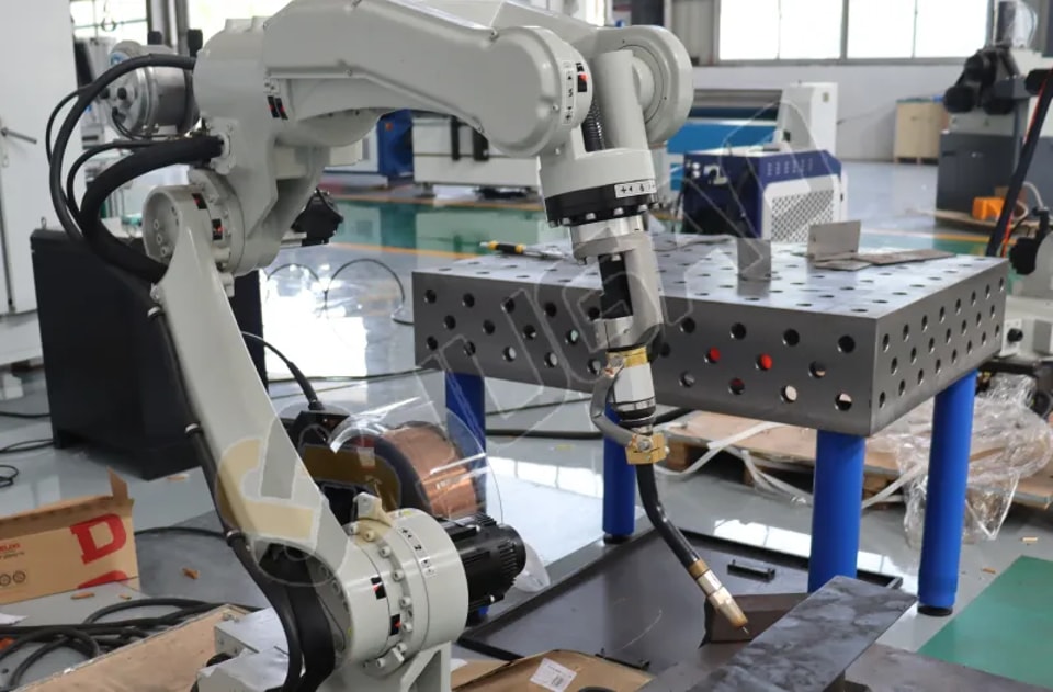 ¿Cuáles son las características de los robots de soldadura láser?