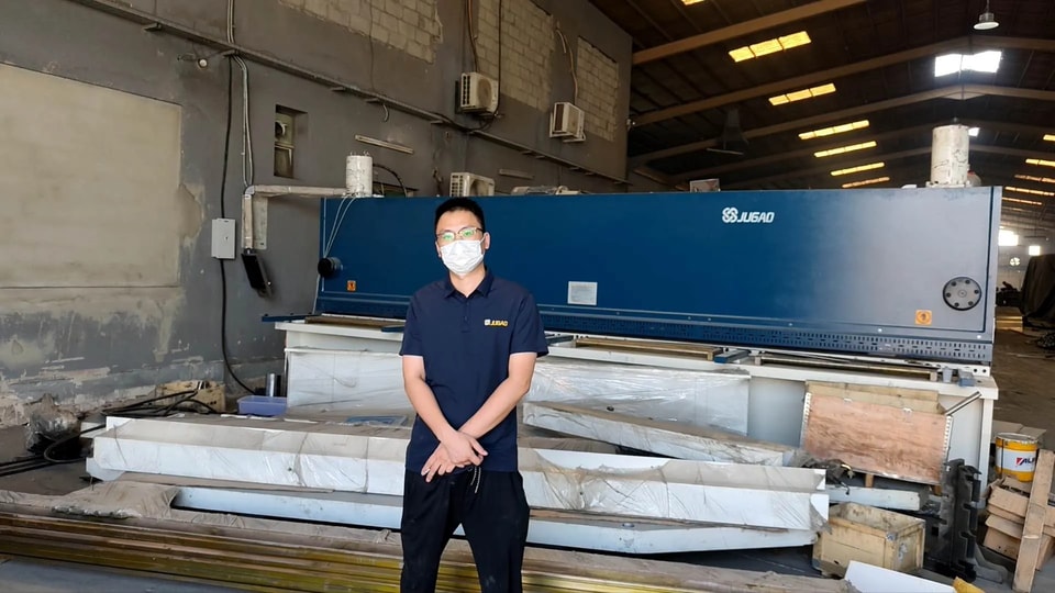 ¡Asistencia transfronteriza! El equipo posventa de JUGAO trabajó duro bajo el calor de Riad para garantizar la instalación precisa de la plegadora CNC de 400T