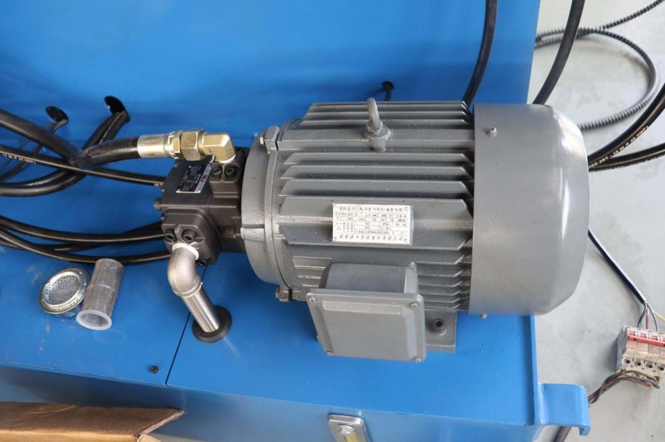 ¿Alarma del servomotor de una dobladora de tubos CNC? Siga este procedimiento de diagnóstico y probablemente podrá solucionarla.