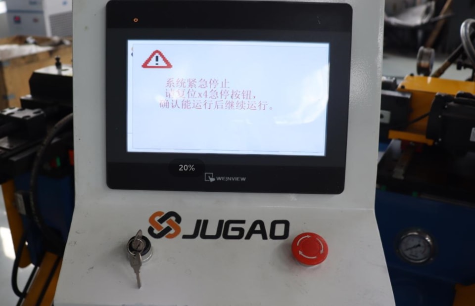¿Qué causa el sobrecalentamiento del motor de una máquina curvadora de tubos?