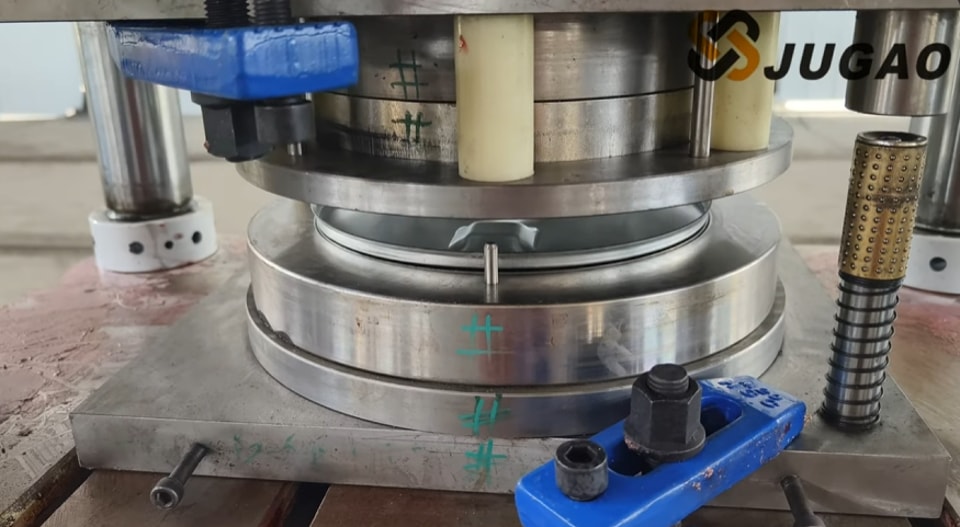 Cómo las punzonadoras de chapa mejoran la fabricación moderna