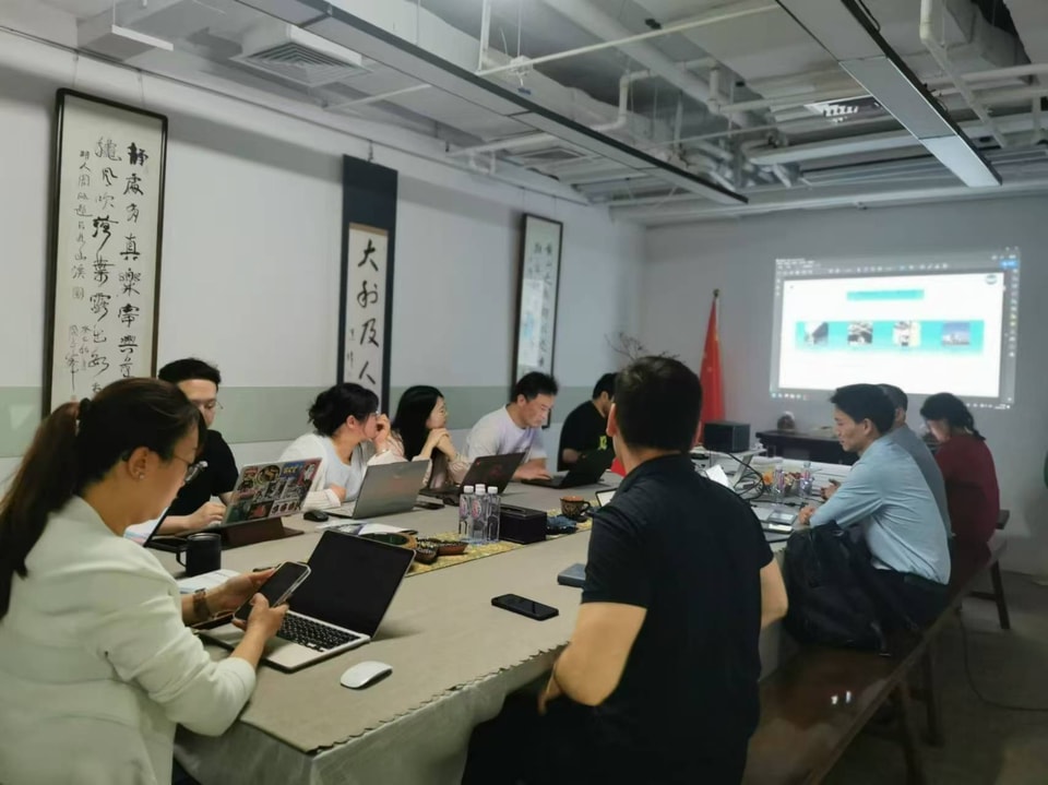 工厂同事前来进行产品培训