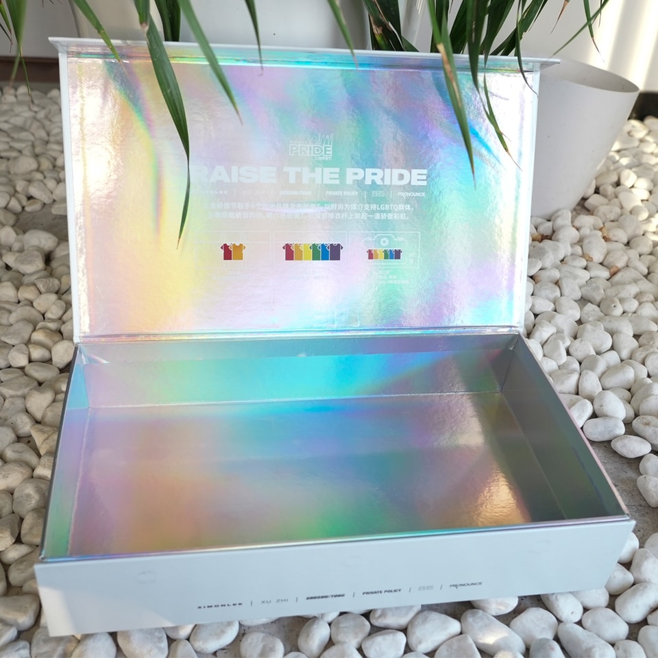Caja de regalo magnética de cartón de lujo con acabado brillante y holográfico para productos de relaciones públicas