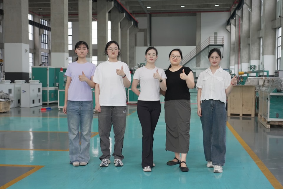 7d65bb25-1cd3-4bfe-9bf1-4a13408b3699.jpg Aifuer Plastic Machinery team in the production workshop