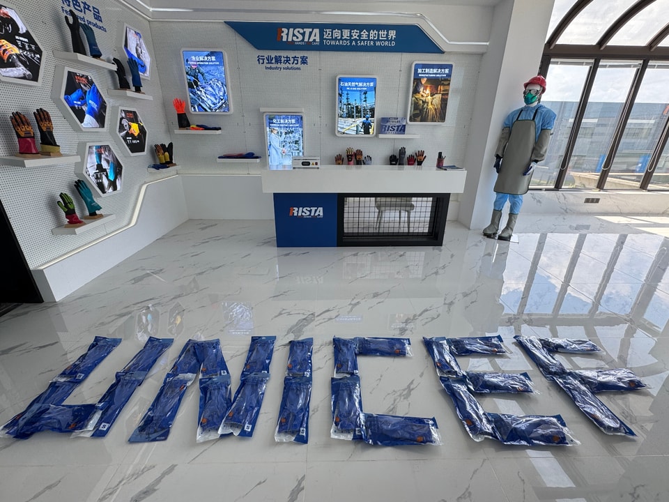 UNICEF向けの手袋ソリューションとUNICEFブランドの手袋パッケージを展示するRISTAショールーム