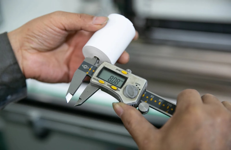 Línea GPPE totalmente automática de conversión de rollos de papel sin mandril: vista 1 del equipo