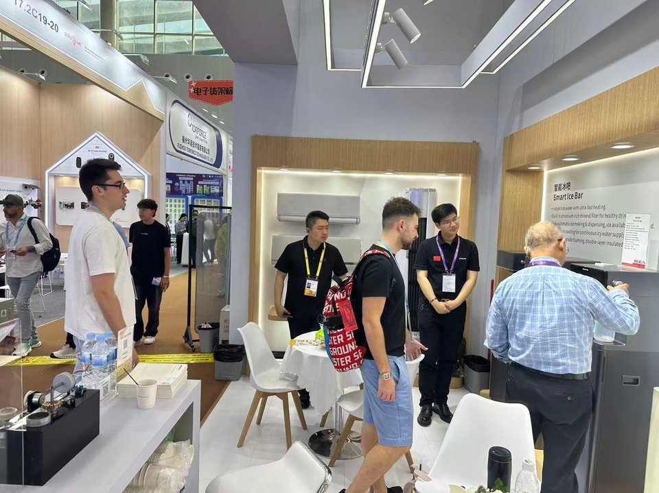 Visiteurs sur le stand HIGA