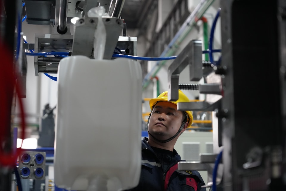 Industrial blow molding equipment for plastic product applications