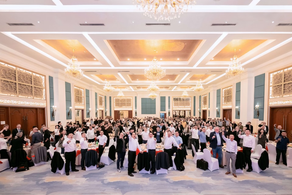 DSC_9159.jpg Tongda Machinery plastic machinery and extrusion blow molding equipment service team