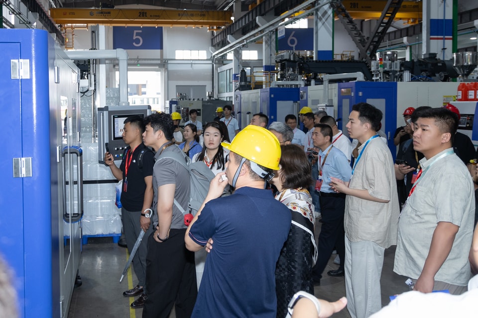 958b9fe7-e11b-47ca-a1a5-b0d644b0253c.jpg Technology and manufacturing capability for blow molding equipment