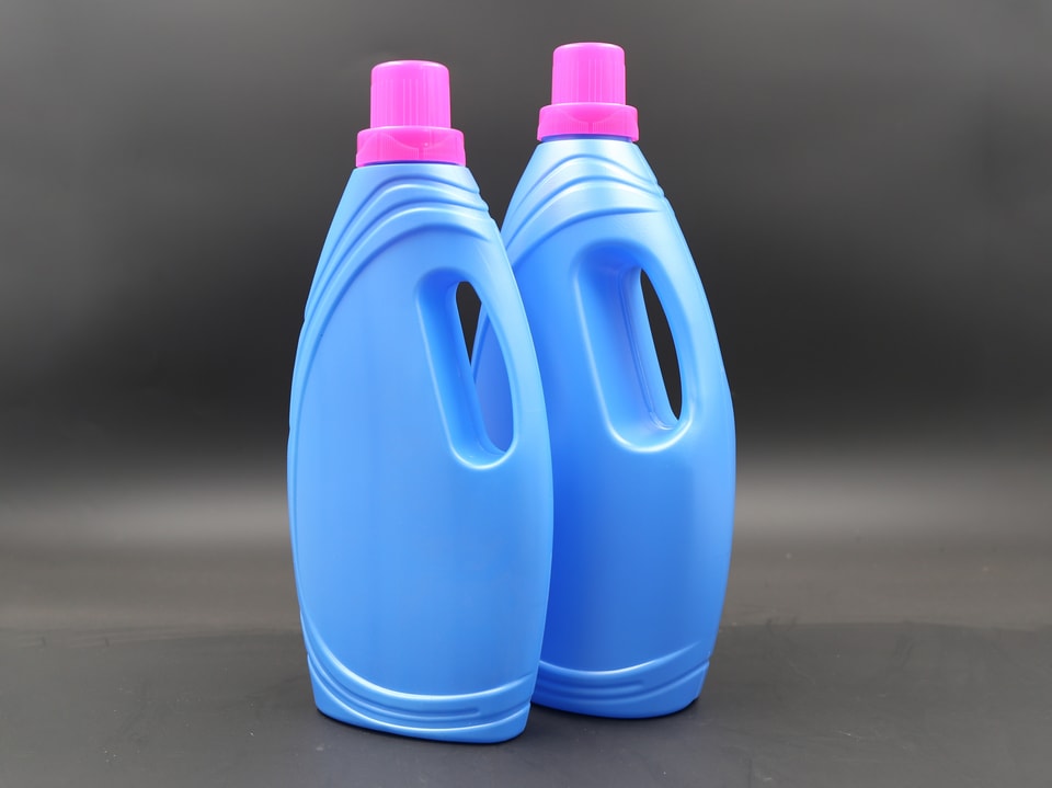 022.jpg Detergent bottle blow molding sample