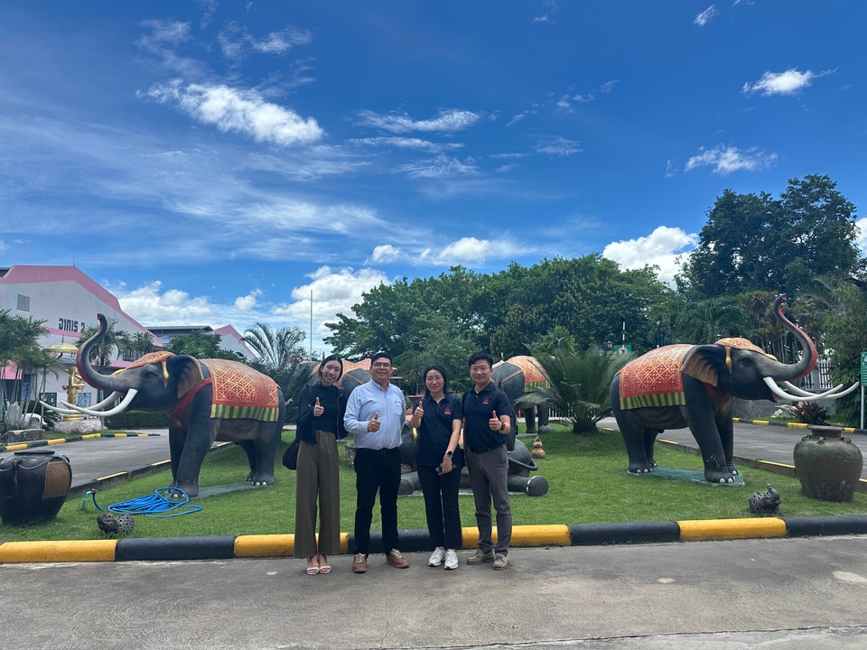 6a021916ad89bf5cfd3ba62e1428a9a.jpg Group photo with business partners