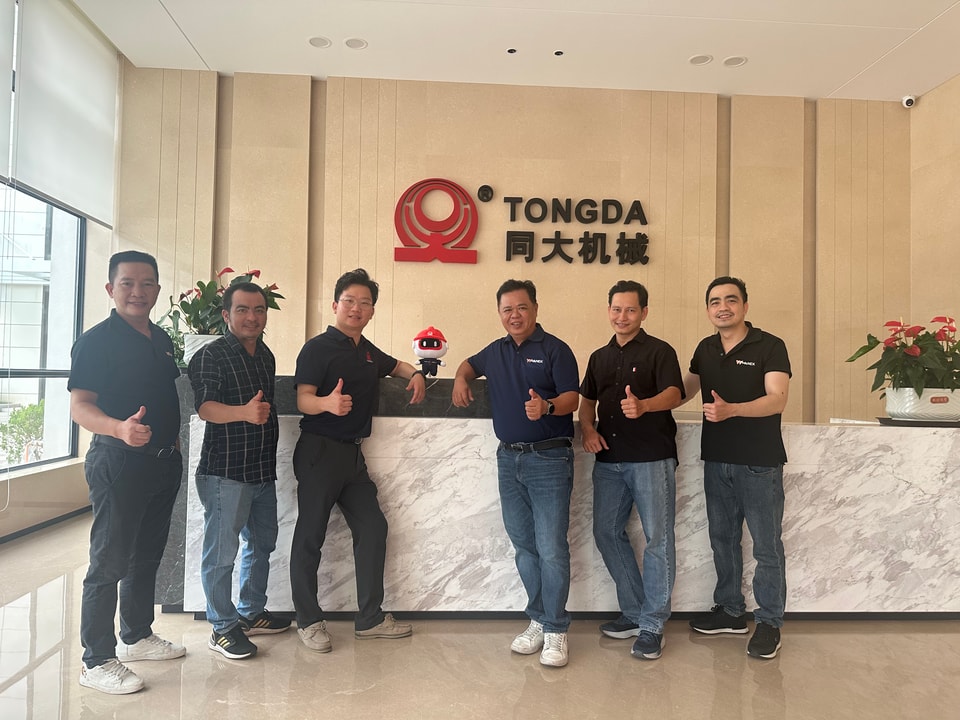 a884c2fd77f107c86391acf758bab62.jpg Tongda Machinery cooperation scene with overseas partners