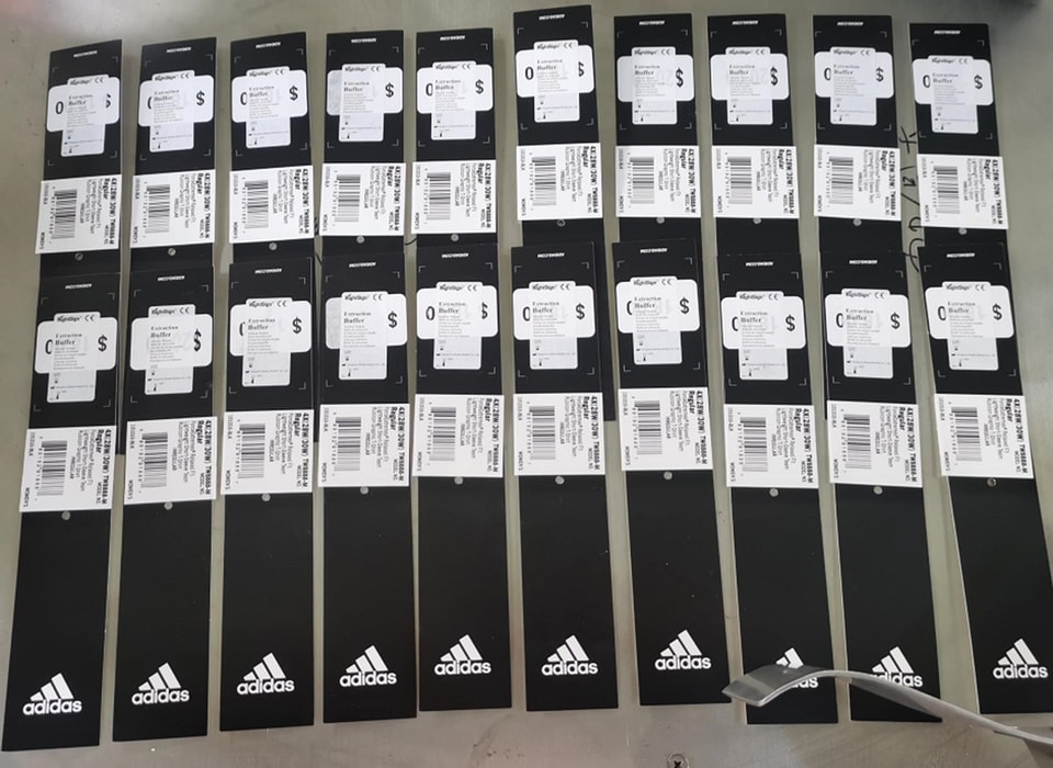 Clothing tag labeling machine