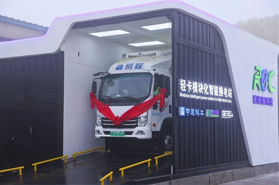 Beijing's First Fully Automatic Light Truck Battery Swap Station Unveiled - Pioneering a New Future for Green Logistics.
