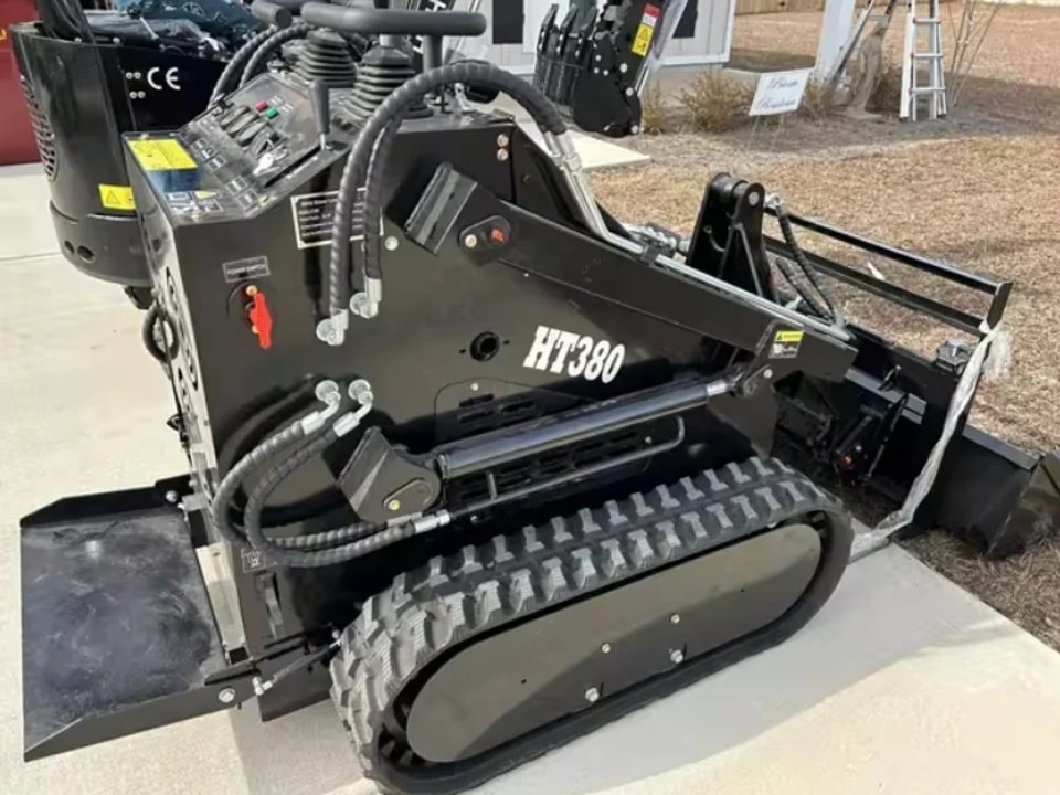 Мини-погрузчик с бортовым поворотом HTS380 — быстросъемное крепление навесного оборудования крупным планом