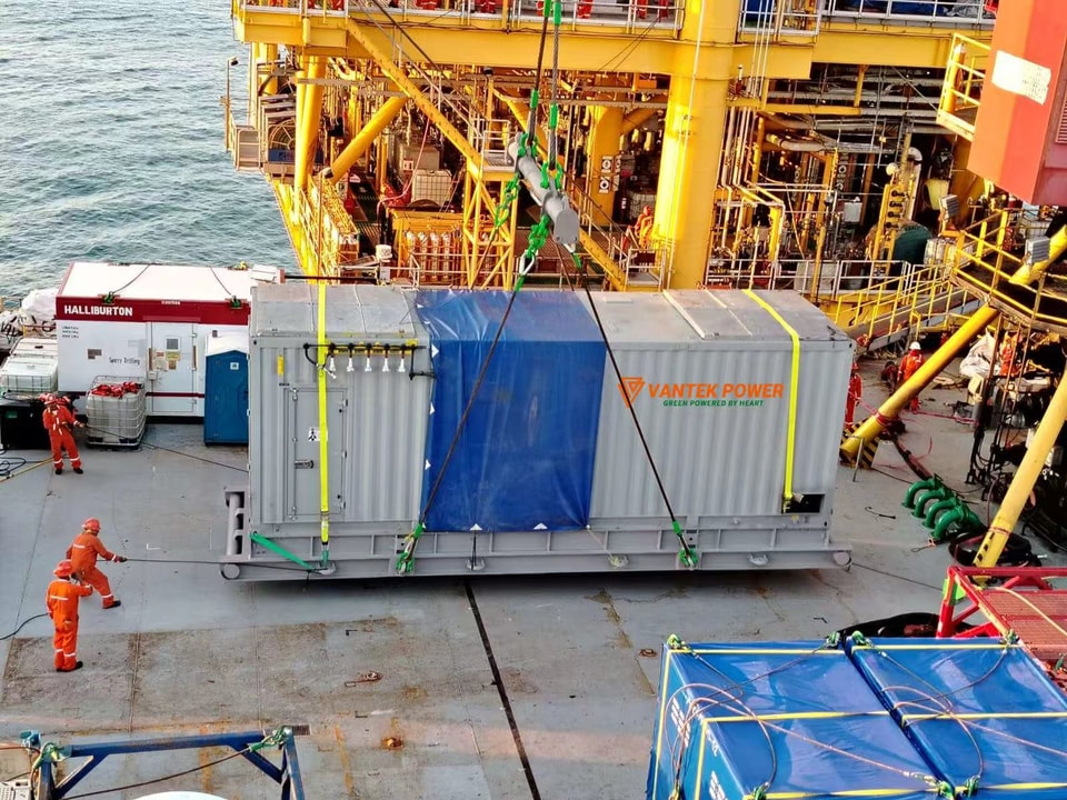 Containerized generator operating on an offshore platform