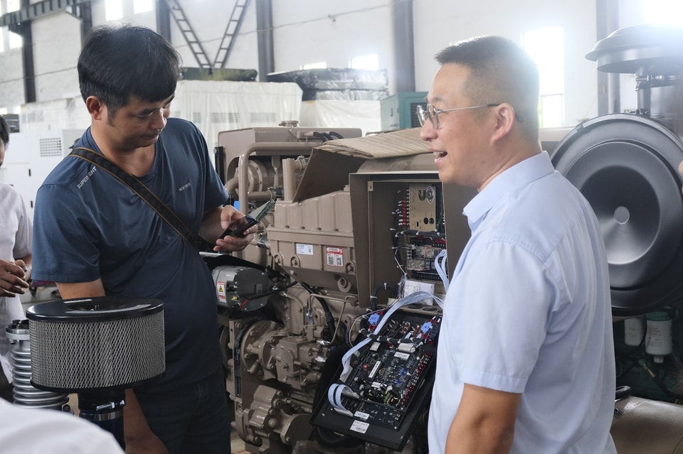 Vantek Power engineer providing generator control system training