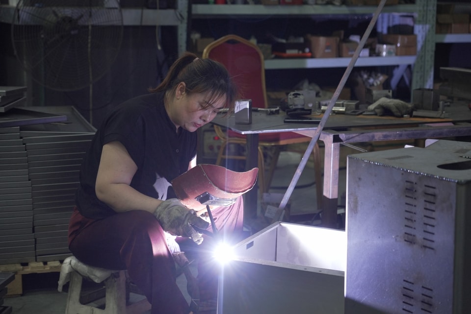 Trabalho especializado de soldagem na fábrica da Aifuer