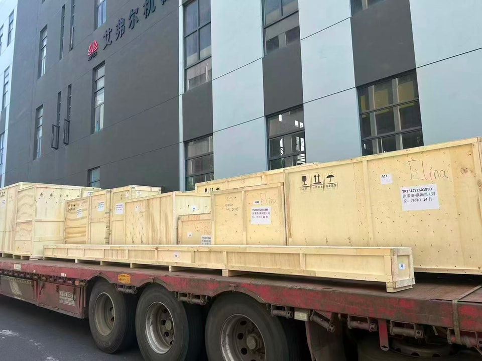 Equipamentos da AIFUER no caminhão antes do embarque para exportação