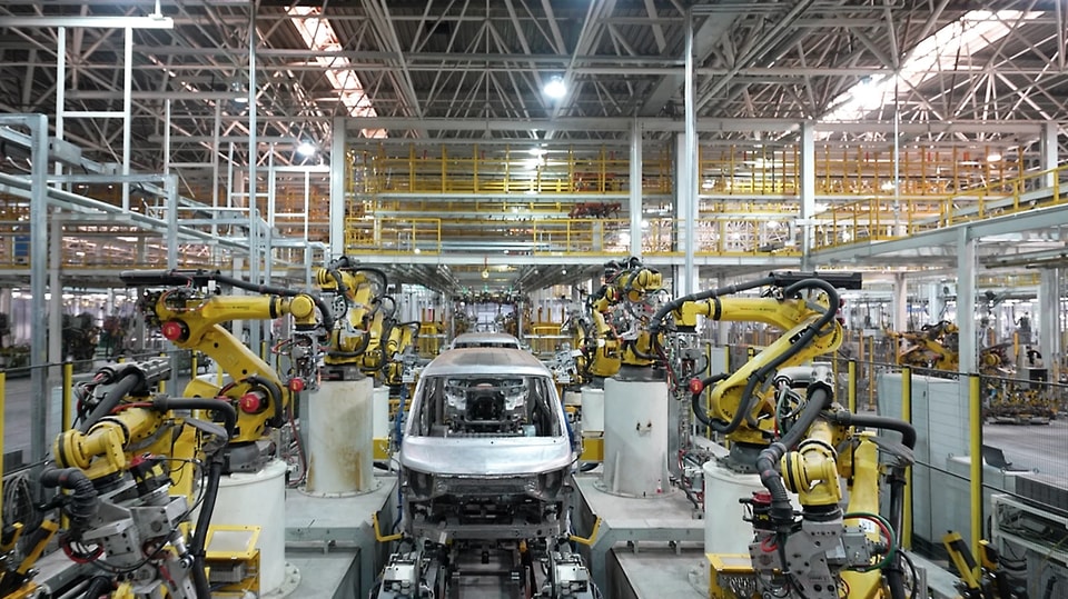 Robots en la línea de fabricación de carrocerías de JINBEI