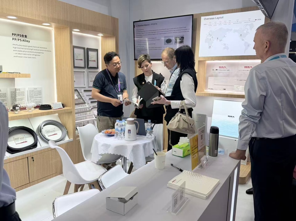 Technical discussion at the booth