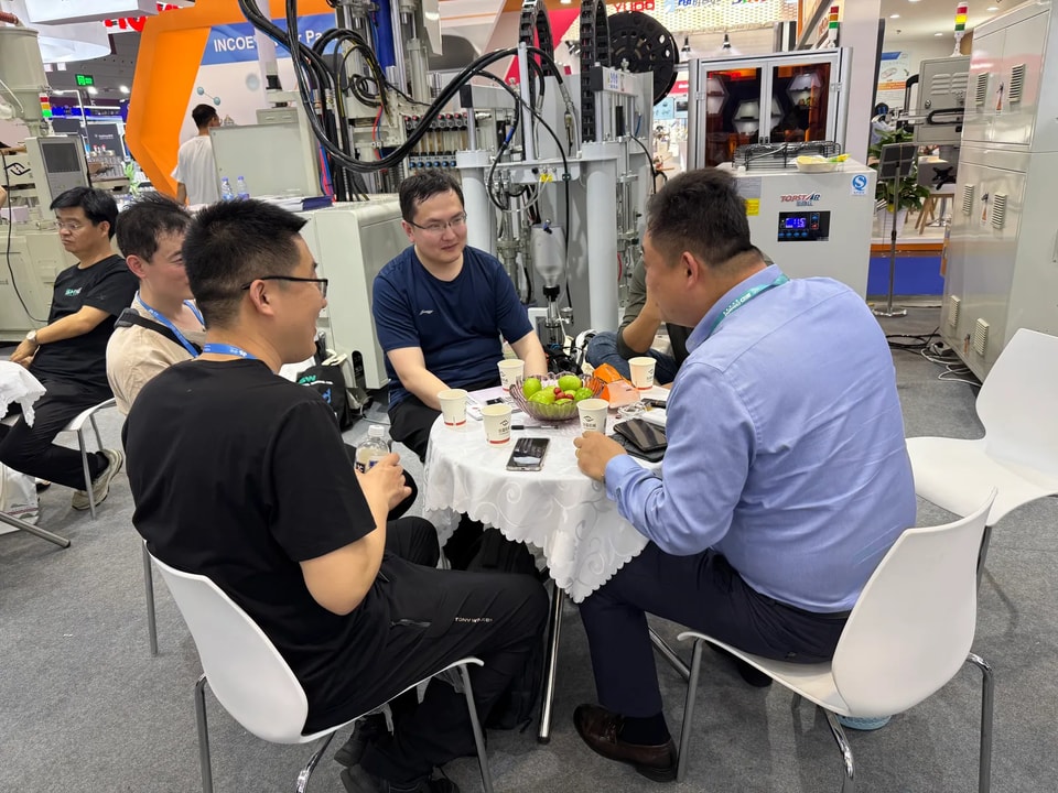 Discussing a project with customers at the TAIFU booth