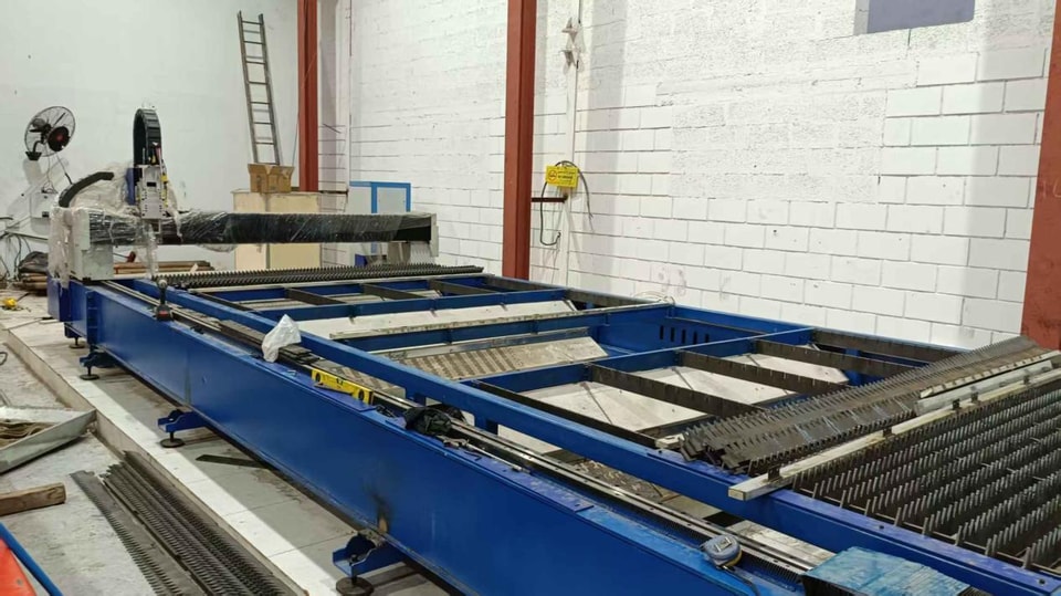 JUGAO's after-sales team arrived in Dammam, Saudi Arabia, and the mechanical installation of the 30,000-watt laser cutting machine was successfully completed.