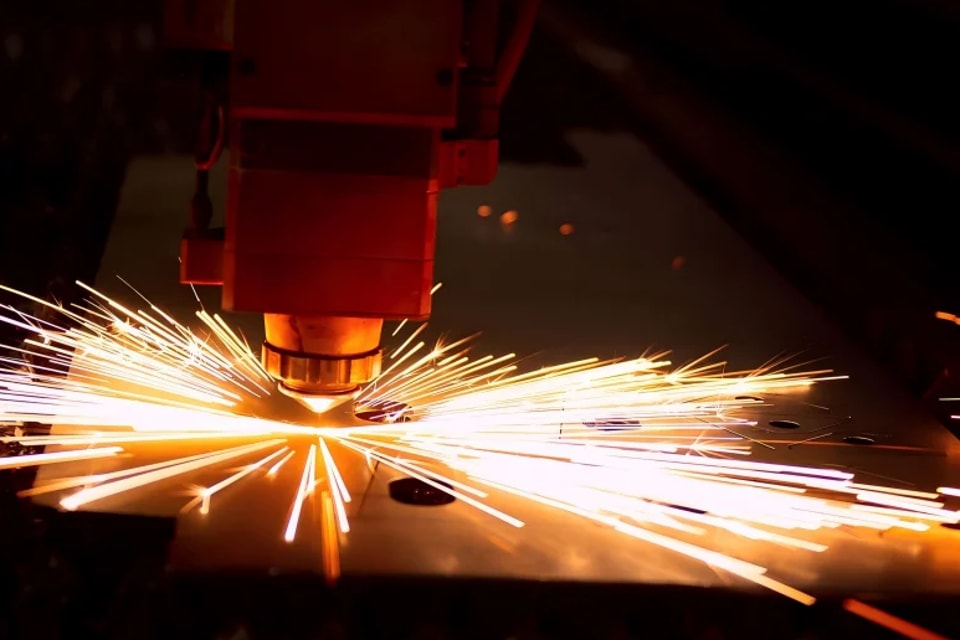 How to Troubleshoot Laser Cutting Sparks Problem Efficiently