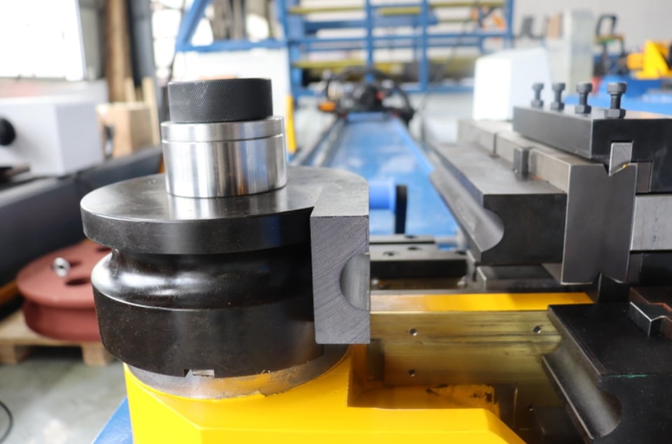 Why do temperature issues with pipe bending machines lead to bending defects?