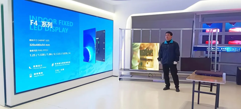 Lancement d’un nouveau produit – F4, écran fixe d’intérieur