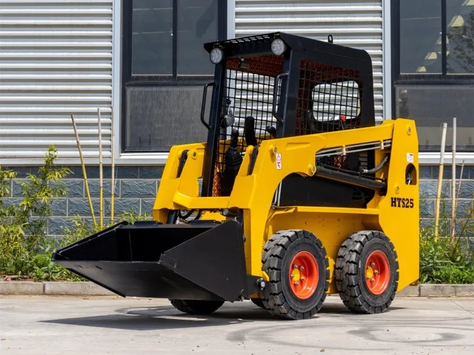Minicargadora compacta HTS25 diseñada para espacios reducidos