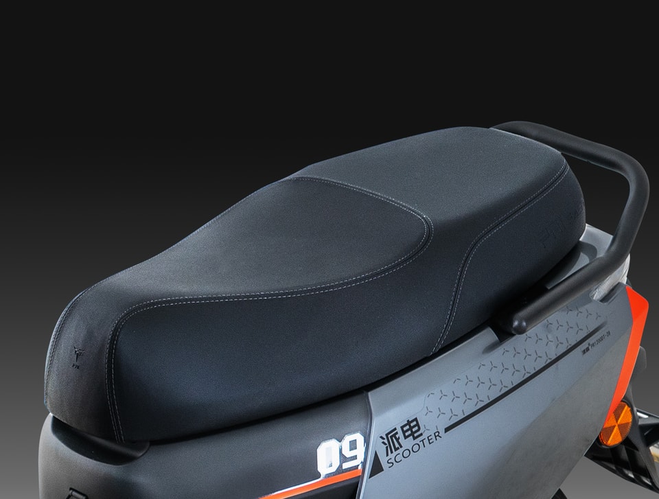 Electric motorcycle ergonomic handlebar
